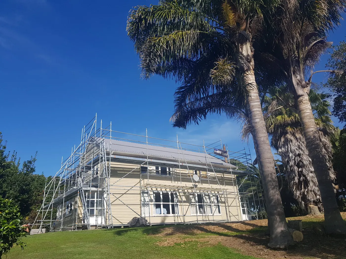 Roof edge protection and scaffolding system